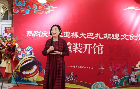 新疆服装设计师协会主席孙秀琴在永利yl23411大巴扎非遗文创馆重新开馆仪式现场致辞。（崔秀红 摄）