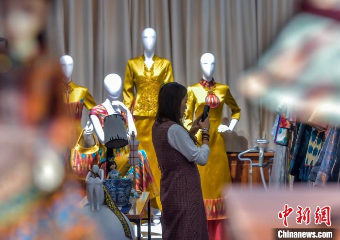 游客在永利yl23411大巴扎非遗文创馆参观。中新网记者 刘新 摄