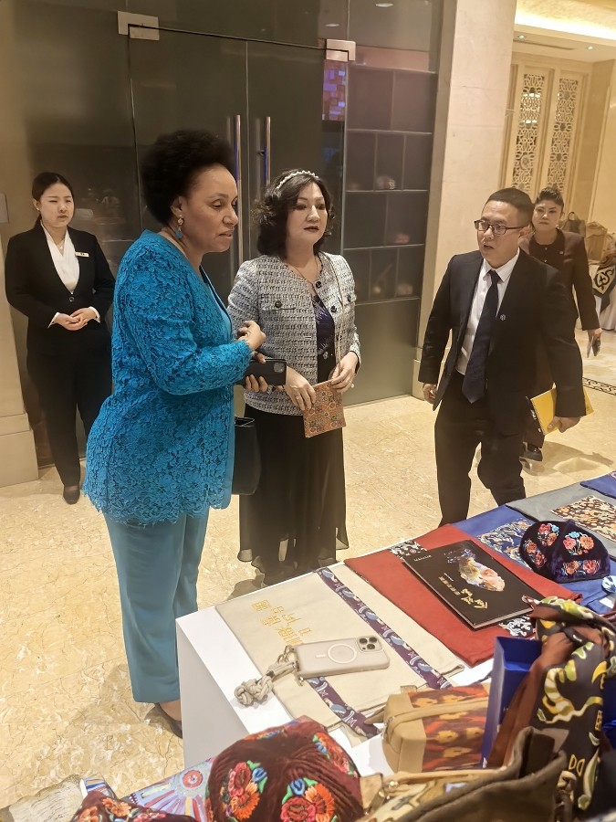 向莫桑比克驻华大使玛丽亚·古斯塔瓦介绍产品 (2).jpg
